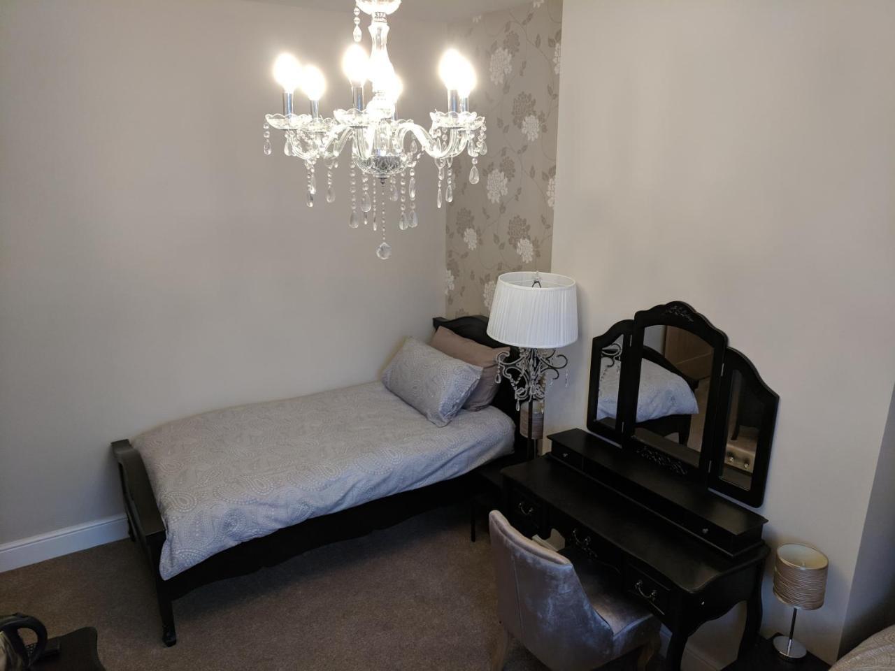 Lion House Bed & Breakfast With Restaurant Combe Martin Bagian luar foto