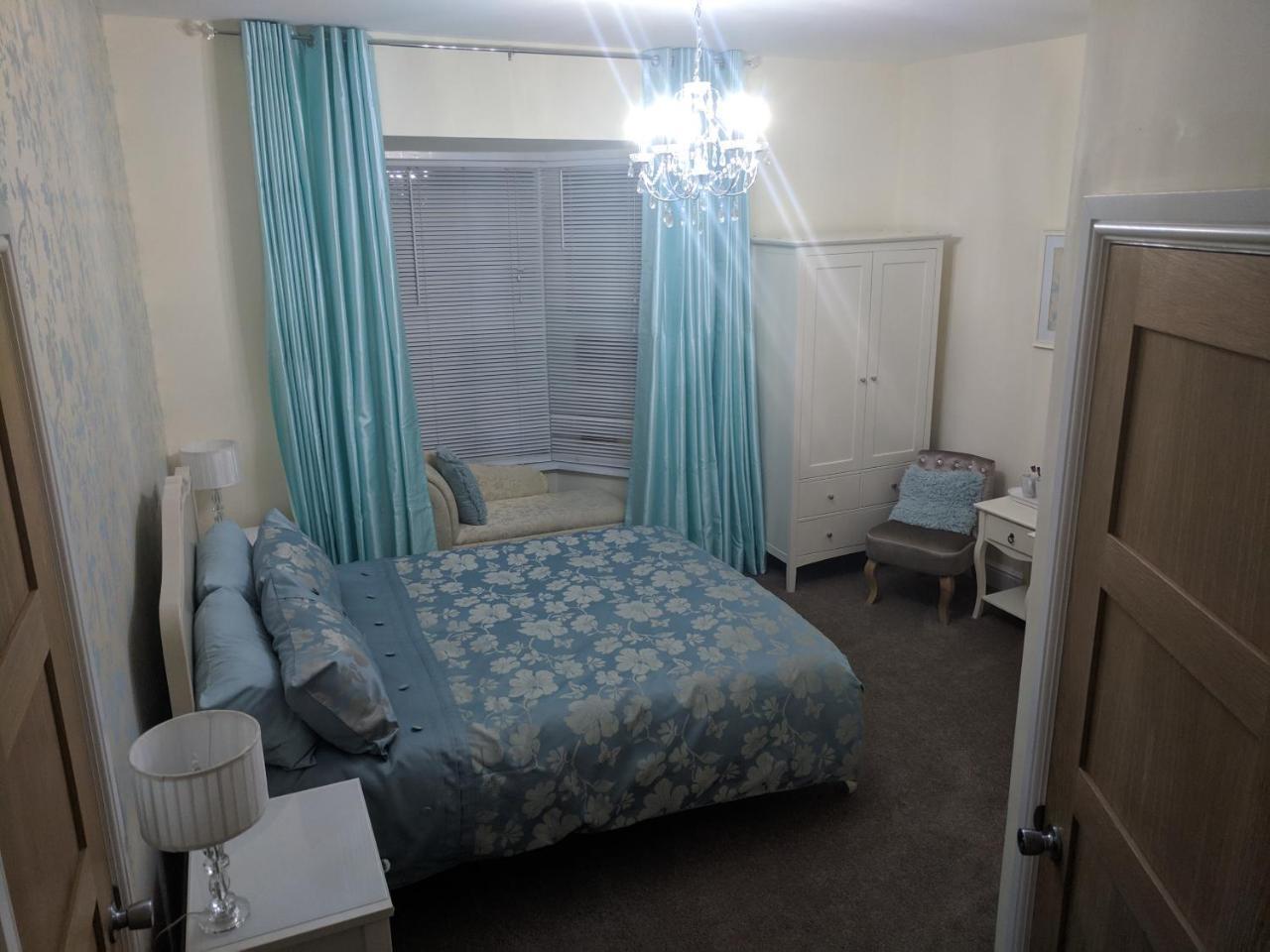Lion House Bed & Breakfast With Restaurant Combe Martin Bagian luar foto
